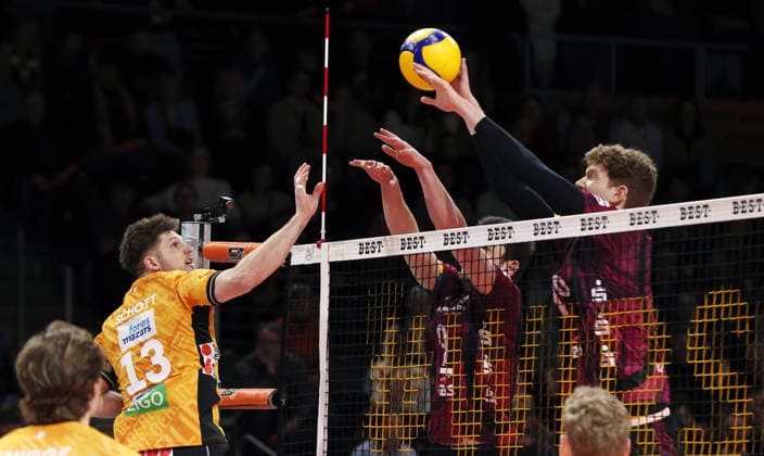 Ruben Schott, Hannes Gerken, Caleb Limpscomb duel Match scene Action Sport Volleyball Bundesliga Playoff Quarterfinals Men Season 2025 2026 28 03 2026 BR Volleys Berlin BRV vs Netzhoppers KW Königswusterhausen