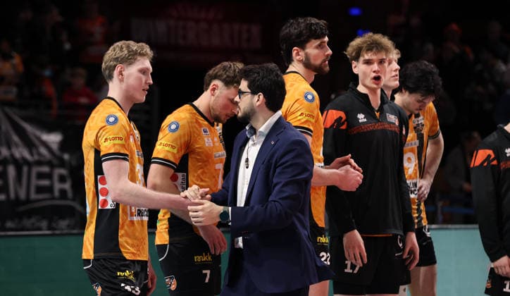 Fedor Ivanov high-fives with coach Alexandre Leal, Jake Hanes, Arthur Wehner Upper body action Sport Volleyball Bundesliga Playoff quarter-finals mens season 2025 2026 28 03 2026 BR Volleys Berlin BRV vs Netzhoppers KW Königswusterhausen