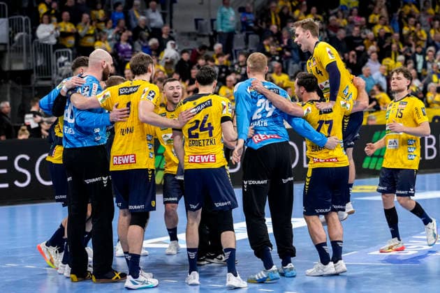 Rhein Neckar Löwen players, cheering after the final whistle, joy about the victory, winner, winner, cheers, cheering, cheerful, positive, happy, happy, optimistic, highlight, action, action, dancing in a circle, team circle, team circle, 28 03 2026, Mannheim Germany , Handball, Bundesliga, Rhein Neckar Löwen HSG Wetzlar xozx