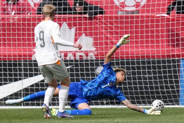 March 28, 2026, Toronto, On, CANADA: Iceland s Orri Steinn Oskarsson scores past Canada goalkeeper Dayne St. Clair scoring his country s opening goal during first half International Friendly, Länderspiel, Nationalmannschaft soccer action in Toronto on Saturday March 28, 2026. Orri Steinn Oskarsson; Dayne St. Clair  - ZUMAc35_ 20260328_zaf_c35_017 Copyright: xChrisxYoungx