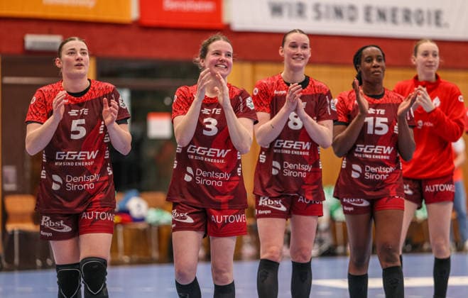 GER, Bensheim, HSG Bensheim Auerbach Flames vs Buxtehuder SV, Alsco Handball Bundesliga Frauen, Handball, DHB, Spielzeit 2025 2026, Weststadthalle Bensheim, 21 Spieltag im Bild v l Isabell Hurst HSG Bensheim Auerbach Flames Frauen 5 , Amelie Berger HSG Bensheim Auerbach Flames Women 3 , Lena Degenhardt HSG Bensheim Auerbach Flames Women 8 , Joy and emotions after the victory, jubilation, DFB DFL REGULATIONS PROHIBIT ANY USE OF PHOTOGRAPHS AS IMAGE SEQUENCES AND OR QUASI VIDEO, 28 03 2026 Copyright: HMBxMedia HendrikxHamelau