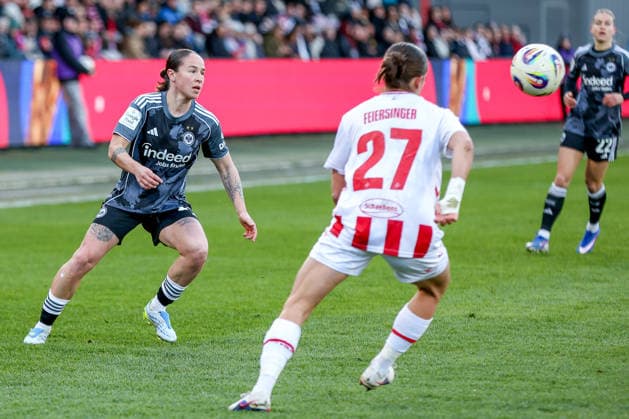 28 03 2026, xsscx, Frauen Fussball, 1 FC Köln Eintracht Frankfurt, 1 Fussball Bundesliga, 22 Spieltag, Franz Kremer Stadion, Saison 2025 2026 Geraldine Reuteler Eintracht Frankfurt 14 im Zweikampf gegen Laura Feiersinger 1 FC Köln 27 DFB regulations prohibit any use of photographs as image sequences and or quasi video Photo xSandraxScherningxPressefotoKochx Nordrhein Westfalen Germany