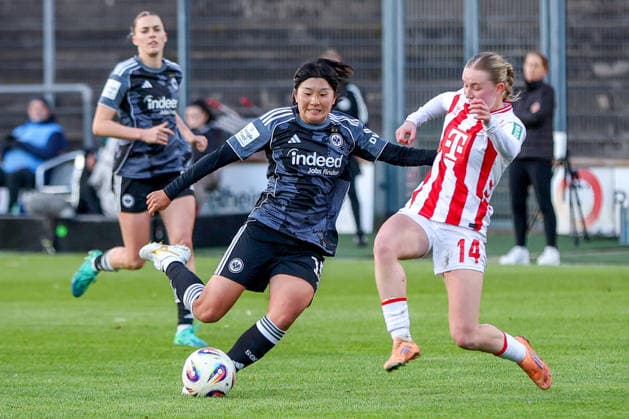 28 03 2026, xsscx, Frauen Fussball, 1 FC Köln Eintracht Frankfurt, 1 Fussball Bundesliga, 22 Spieltag, Franz Kremer Stadion, Saison 2025 2026 Remina Chiba Eintracht Frankfurt 15 im Zweikampf gegen Carlotta Imping 1 FC Köln 14 DFB regulations prohibit any use of photographs as image sequences and or quasi video Photo xSandraxScherningxPressefotoKochx Nordrhein Westfalen Germany