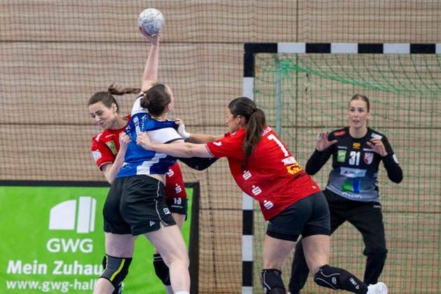 Handball Bundesliga Women,HBF, Season 2025 2026 SV Union Halle Neustadt vs HSG Blomberg Lippe Halle, Germany 28 March 2026 In the picture from left Madeleine Östlund Oestlund Halle , Elin Magnusdottir Blomberg and Lynn Molenaar Halle Halle Saale SWH Arena Sachsen Anhalt Germany