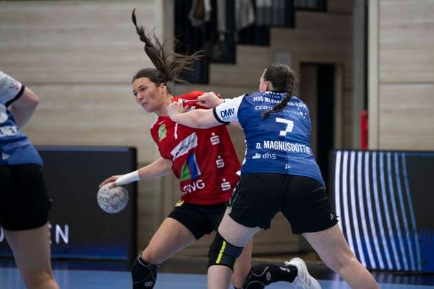 Handball Bundesliga Women,HBF, Season 2025 2026 SV Union Halle Neustadt vs HSG Blomberg Lippe Halle, Germany 28 March 2026 In the picture from left in duel Lynn Molenaar Halle and Diana Magnusdottir Blomberg Halle Saale SWH Arena Sachsen Anhalt Germany