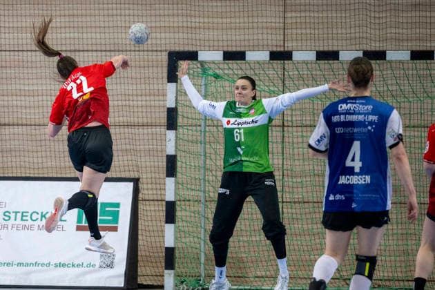 Handball Bundesliga Frauen,HBF, Saison 2025 2026 SV Union Halle Neustadt vs HSG Blomberg Lippe Halle, Germany 28 March 2026 In the picture from left Tabea Wipper Halle and goalkeeper Nicole Roth Blomberg Halle Saale SWH Arena Sachsen Anhalt Germany