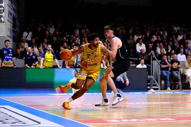 ProA Phoenix Hagen vs Giessen 46ers, Hagen, 28 03 2026, Ischelandhalle Hagen Marvin Omonigho Omuvwie 11, Phoenix Hagen, PF pulls through under the basket ProA Phoenix Hagen vs Giessen 46ers, Hagen, 28 03 2026, Ischelandhalle Hagen Copyright: xBEAUTIFULxSPORTS Piepenstockx