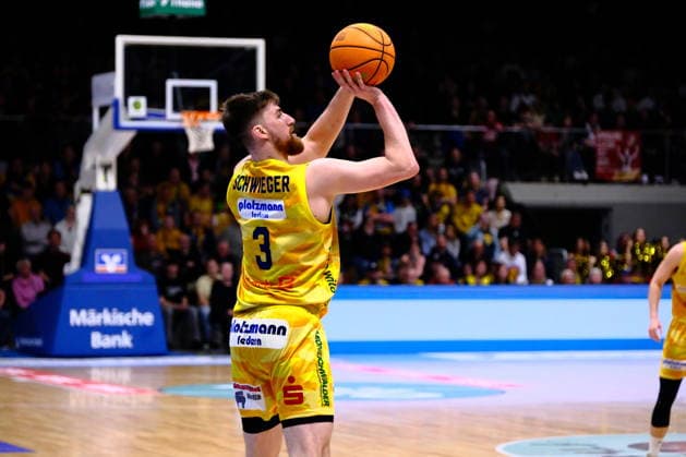 ProA Phoenix Hagen vs Giessen 46ers, Hagen, 28 03 2026, Ischelandhalle Hagen Ryan Schwieger 3, Phoenix Hagen, SG on the three-point shot ProA Phoenix Hagen vs Giessen 46ers, Hagen, 28 03 2026, Ischelandhalle Hagen Copyright: xBEAUTIFULxSPORTS Piepenstockx
