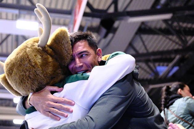 ProA Phoenix Hagen vs Giessen 46ers, Hagen, 28 03 2026, Ischelandhalle Hagen Carlos Delfino ehm milwaukee bucks together with their mascot ProA Phoenix Hagen vs Giessen 46ers, Hagen, 28 03 2026, Ischelandhalle Hagen Copyright: xBEAUTIFULxSPORTS Piepenstockx