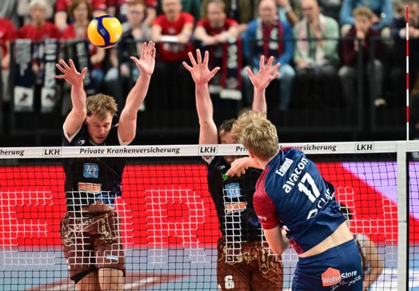 GER 1 VBL, Play Off quarterfinals, SVG Lueneburg vs WWK Volleys Herrsching 28 03 2026, GER 1 VBL, PLay Off quarterfinals, SVG Lueneburg vs WWK Volleys Herrsching, in the picture Bastian Korreck Herrsching 02 and Denis Kaliberda Herrsching 06 try to assert themselves against Axel Valentin Enlund SVG 17 nordphotoxGmbH xWitke nph00002