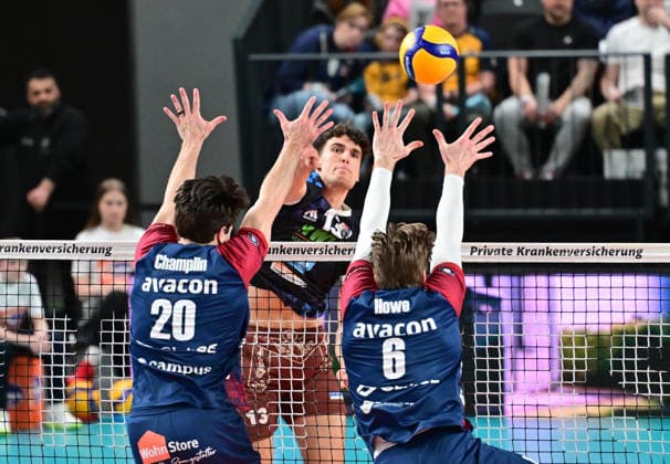 GER 1 VBL, Play Off quarterfinals, SVG Lueneburg vs WWK Volleys Herrsching 28 03 2026, GER 1 VBL, PLay Off quarterfinals, SVG Lueneburg vs WWK Volleys Herrsching, in the picture Niklas Uhl Herrsching 13 tries to assert himself against Ethan Champlin SVG 20 and Jackson Clifford Howe SVG 6 nordphotoxGmbH xWitke nph00002