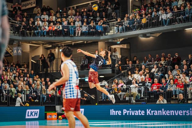 Volleyball mens season 2025 2026 Volleyball Bundesliga playoff quarter-final SVG Lüneburg vs WWK Volleys Herrsching 28 03 2026 Niklas Uhl 13 WWK Volleys Herrsching serving