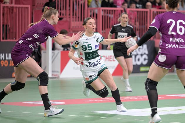 Lara Daeuble FrischAuf Goeppingen, 95 on with ball against Naina Klein TusSies Metzingen, 09 TusSies Metzingen vs FrischAuf Goeppingen , Handball, Alsco HBF, 21 League Matchday, Season 2025 2026, 28 03 2026 TusSies Metzingen vs FrischAuf Goeppingen , Handball, Alsco HBF, 21 League Matchday, Season 2025 2026, 28 03 2026 Tuebingen Copyright: xEibner-Pressefoto TobiasxBaurx EP_TBR