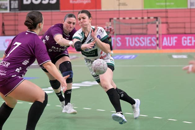 Lea Neubrander FrischAuf Goeppingen, 81 on with ball against Gabriela Clausson Bitolo TusSies Metzingen, 22 TusSies Metzingen vs FrischAuf Goeppingen , Handball, Alsco HBF, 21 League Matchday, Season 2025 2026, 28 03 2026 TusSies Metzingen vs FrischAuf Goeppingen , Handball, Alsco HBF, 21 League Matchday, Season 2025 2026, 28 03 2026 Tuebingen Copyright: xEibner-Pressefoto TobiasxBaurx EP_TBR