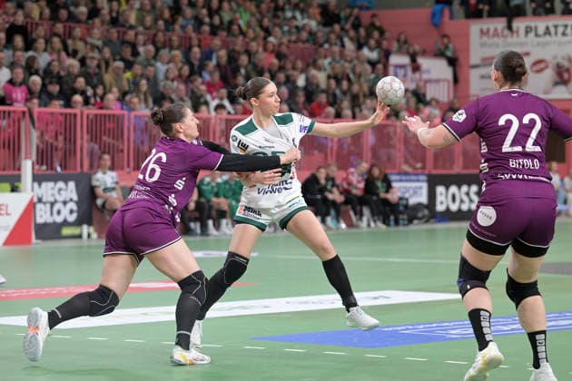 Lara Daeuble FrischAuf Goeppingen, 95 on with ball against Svenja Huebner TusSies Metzingen, 26 and Gabriela Clausson Bitolo TusSies Metzingen, 22 TusSies Metzingen vs FrischAuf Goeppingen , Handball, Alsco HBF, 21 League Matchday, Season 2025 2026, 28 03 2026 TusSies Metzingen vs FrischAuf Goeppingen , Handball, Alsco HBF, 21 League Matchday, Season 2025 2026, 28 03 2026 Tuebingen Copyright: xEibner-Pressefoto TobiasxBaurx EP_TBR