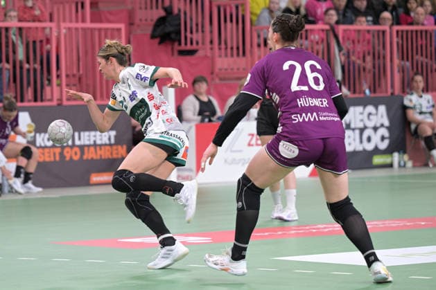 Sina Ehmann FrischAuf Goeppingen, 22 on with ball against Svenja Huebner TusSies Metzingen, 26 TusSies Metzingen vs FrischAuf Goeppingen , Handball, Alsco HBF, 21 League matchday, Season 2025 2026, 28 03 2026 TusSies Metzingen vs FrischAuf Goeppingen , Handball, Alsco HBF, 21 League matchday, Season 2025 2026, 28 03 2026 Tuebingen Copyright: xEibner-Pressefoto TobiasxBaurx EP_TBR