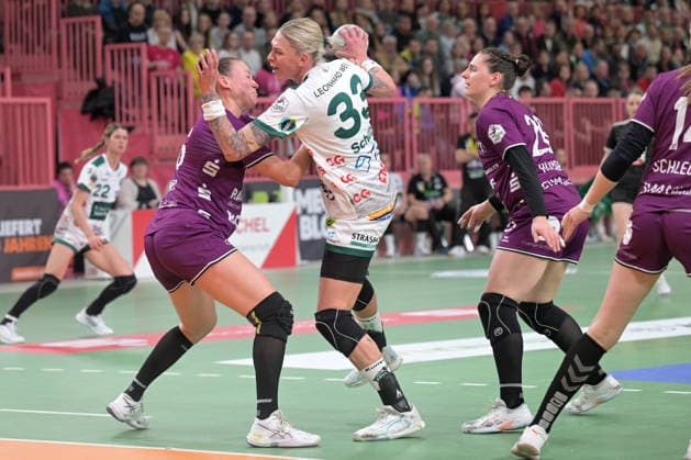 Luisa Schulze FrischAuf Goeppingen, 33 on with ball against Carolin Huebner TusSies Metzingen, 56 and Svenja Huebner TusSies Metzingen, 26 TusSies Metzingen vs FrischAuf Goeppingen , Handball, Alsco HBF, 21 League Matchday, Season 2025 2026, 28 03 2026 TusSies Metzingen vs FrischAuf Goeppingen , Handball, Alsco HBF, 21 League Matchday, Season 2025 2026, 28 03 2026 Tuebingen Copyright: xEibner-Pressefoto TobiasxBaurx EP_TBR