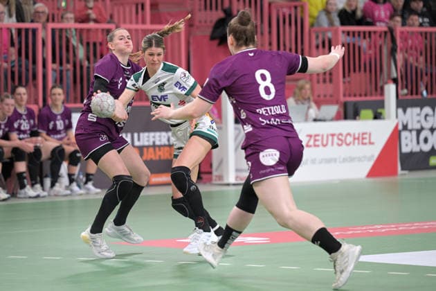 Sina Ehmann FrischAuf Goeppingen, 22 on with ball against Selina Lindemann TusSies Metzingen, 02 and Ida Petzold TusSies Metzingen, 08 TusSies Metzingen vs FrischAuf Goeppingen , Handball, Alsco HBF, 21 League Matchday, Season 2025 2026, 28 03 2026 TusSies Metzingen vs FrischAuf Goeppingen , Handball, Alsco HBF, 21 League Matchday, Season 2025 2026, 28 03 2026 Tuebingen Copyright: xEibner-Pressefoto TobiasxBaurx EP_TBR