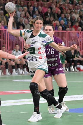 Sina Ehmann FrischAuf Goeppingen, 22 on with ball against Svenja Huebner TusSies Metzingen, 26 TusSies Metzingen vs FrischAuf Goeppingen , Handball, Alsco HBF, 21 League matchday, Season 2025 2026, 28 03 2026 TusSies Metzingen vs FrischAuf Goeppingen , Handball, Alsco HBF, 21 League matchday, Season 2025 2026, 28 03 2026 Tuebingen Copyright: xEibner-Pressefoto TobiasxBaurx EP_TBR