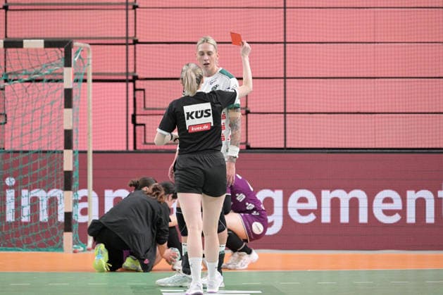 Referee Sophia Janz shows Luisa Schulze FrischAuf Goeppingen, 33 the red card TusSies Metzingen vs FrischAuf Goeppingen , Handball, Alsco HBF, 21 League matchday, Season 2025 2026, 28 03 2026 TusSies Metzingen vs FrischAuf Goeppingen , Handball, Alsco HBF, 21 League matchday, Season 2025 2026, 28 03 2026 Tuebingen Copyright: xEibner-Pressefoto TobiasxBaurx EP_TBR