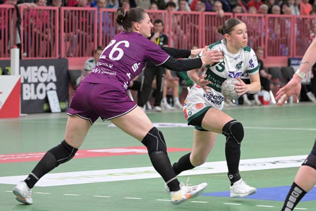 Lara Daeuble FrischAuf Goeppingen, 95 on with ball against Svenja Huebner TusSies Metzingen, 26 TusSies Metzingen vs FrischAuf Goeppingen , Handball, Alsco HBF, 21 League matchday, Season 2025 2026, 28 03 2026 TusSies Metzingen vs FrischAuf Goeppingen , Handball, Alsco HBF, 21 League matchday, Season 2025 2026, 28 03 2026 Tuebingen Copyright: xEibner-Pressefoto TobiasxBaurx EP_TBR