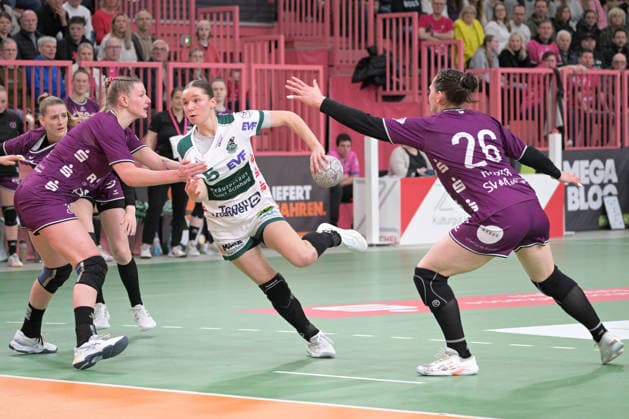 Lara Daeuble FrischAuf Goeppingen, 95 on with ball against Naina Klein TusSies Metzingen, 09 and Svenja Huebner TusSies Metzingen, 26 TusSies Metzingen vs FrischAuf Goeppingen , Handball, Alsco HBF, 21 League Matchday, Season 2025 2026, 28 03 2026 TusSies Metzingen vs FrischAuf Goeppingen , Handball, Alsco HBF, 21 League Matchday, Season 2025 2026, 28 03 2026 Tuebingen Copyright: xEibner-Pressefoto TobiasxBaurx EP_TBR