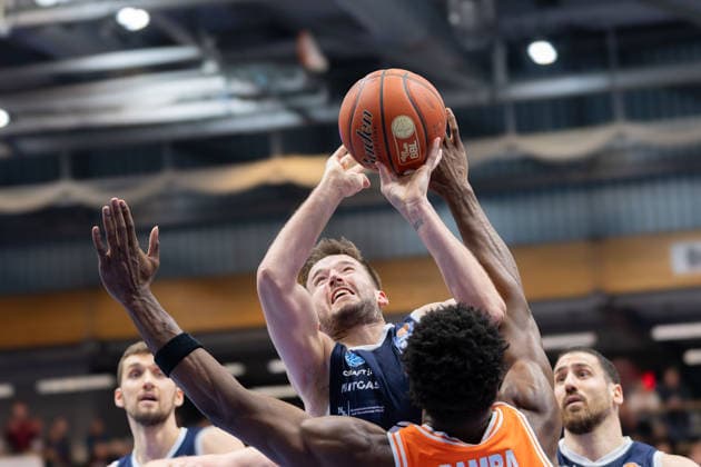 Spencer Reaves MBC, 31 , TJ Bamba Vechta, 5 , Syntainics MBC vs Rasta Vechta, Basketball, 1 Bundesliga, Men, Matchday 26, Season 2025 26, 28 03 2026 Weißenfels Stadthalle Sachsen Anhalt Germany