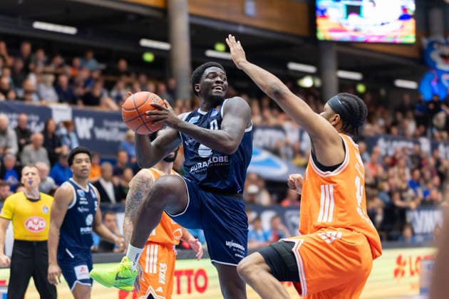 Khyri Thomas MBC, 0 , Lloyd Pandi Vechta, 41 , Syntainics MBC vs Rasta Vechta, Basketball, 1 Bundesliga, Men, Matchday 26, Season 2025 26, 28 03 2026 Weißenfels Stadthalle Sachsen Anhalt Germany