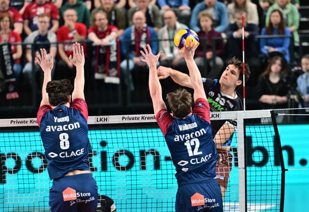 GER 1 VBL, Play Off quarterfinals, SVG Lueneburg vs WWK Volleys Herrsching 28 03 2026, GER 1 VBL, PLay Off quarterfinals, SVG Lueneburg vs WWK Volleys Herrsching, in the picture Niklas Uhl Herrsching 13 tries to prevail against Cole Matthew Young SVG 8 and Santeri Välimaa Santeri Vaelimaa SVG 12 nordphotoxGmbH xWitke nph00002