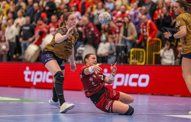 GER, Bensheim, HSG Bensheim Auerbach Flames vs Buxtehuder SV, Alsco Handball Bundesliga Frauen, Handball, DHB, Spielzeit 2025 2026, Weststadthalle Bensheim, 21 Spieltag im Bild v l Jolina Huhnstock Buxtehuder SV Frauen 45 , Mareike Thomaier HSG Bensheim Auerbach Flames Women 2 DFB DFL REGULATIONS PROHIBIT ANY USE OF PHOTOGRAPHS AS IMAGE SEQUENCES AND OR QUASI VIDEO, 28 03 2026 Copyright: HMBxMedia HendrikxHamelau