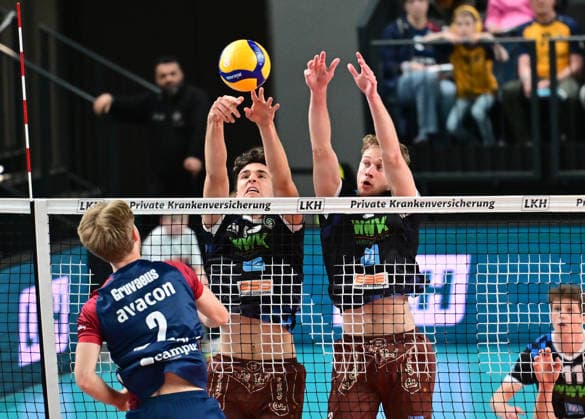 GER 1 VBL, Play Off quarterfinals, SVG Lueneburg vs WWK Volleys Herrsching 28 03 2026, GER 1 VBL, PLay Off quarterfinals, SVG Lueneburg vs WWK Volleys Herrsching, in the picture Daniel Gruvaeus Daniel Gruvaeus SVG 2 tries to prevail against Niklas Uhl Herrsching 13 and Bastian Korreck Herrsching 02 nordphotoxGmbH xWitke nph00002