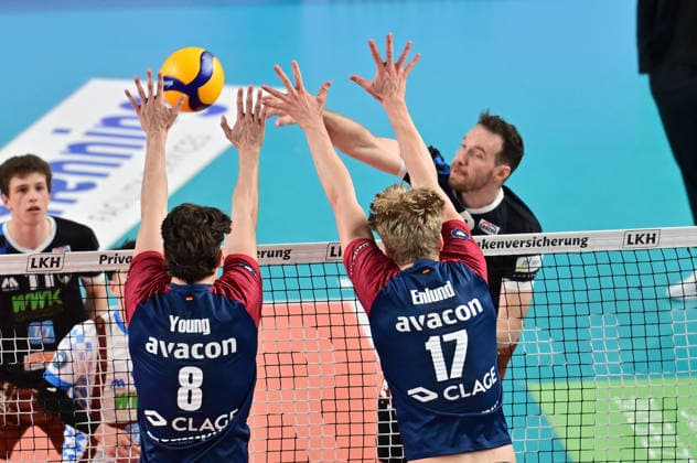 GER 1 VBL, Play Off quarterfinals, SVG Lueneburg vs WWK Volleys Herrsching 28 03 2026, GER 1 VBL, PLay Off quarterfinals, SVG Lueneburg vs WWK Volleys Herrsching, in the picture Denis Kaliberda Herrsching 06 tries to assert himself against Cole Matthew Young SVG 8 and Axel Valentin Enlund SVG 17 nordphotoxGmbH xWitke nph00002