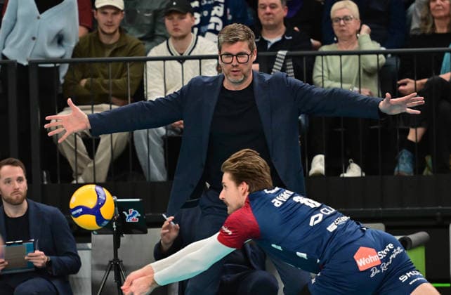 GER 1 VBL, Play Off Quarterfinals, SVG Lueneburg vs WWK Volleys Herrsching 28 03 2026, GER 1 VBL, PLay Off Quarterfinals, SVG Lueneburg vs WWK Volleys Herrsching, in the picture Stefan Hübner Stefan Huebner Coach Lueneburg spreads his arms over Jackson Clifford Howe SVG 6 nordphotoxGmbH xWitke nph00002