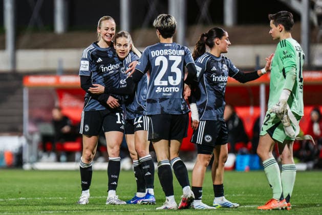 Google Pixel Frauen Bundesliga 1 FC Köln Eintracht Frankfurt 28 03 2026 Amanda Ilestedt Eintracht Frankfurt, 13 Nadine Riesen Eintracht Frankfurt, 22 Sara Doorsoun Eintracht Frankfurt, 23 Ilayda Acikgoz Eintracht Frankfurt, 20 cheering after the match Google Pixel Frauen Bundesliga 1 FC Köln Eintracht Frankfurt Köln, Franz Kremer Stadion 28 03 2025 DFB REGULATIONS PROHIBIT ANY USE OF PHOTOGRAPHS AS IMAGE SEQUENCES AND OR QUASI VIDEO Copyright: xBEAUTIFULxSPORTS Freisenx
