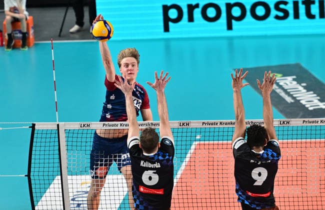 GER 1 VBL, Play Off quarterfinals, SVG Lueneburg vs WWK Volleys Herrsching 28 03 2026, GER 1 VBL, PLay Off quarterfinals, SVG Lueneburg vs WWK Volleys Herrsching, in the picture Axel Valentin Enlund SVG 17 tries to prevail against Denis Kaliberda Herrsching 06 and Gustavo Oscar Bryan Avila Herrsching 09 nordphotoxGmbH xWitke nph00002