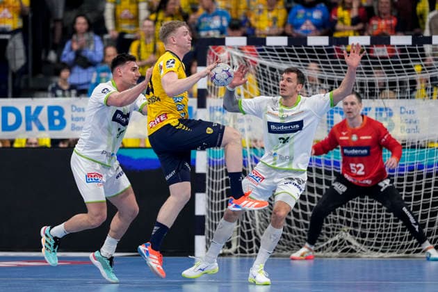 from left Josip Simic HSG, 10 , Haukur Thrastarson RNL, 25 , Jona Schoch HSG, 22 , duel, duel scene, duel, tackle, tackling, dynamics, action, action, 28 03 2026, Mannheim Germany , Handball, Bundesliga, Rhein Neckar Löwen HSG Wetzlar xozx
