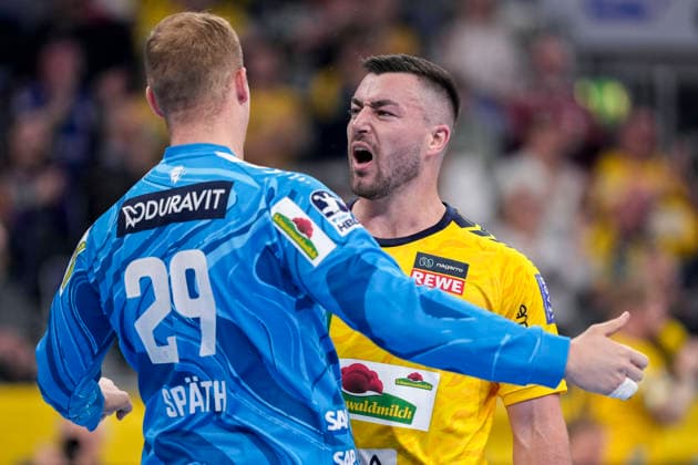 from left David Späth goalkeeper, RNL, 29 , scorer Jannik Kohlbacher RNL, 80 , player of Rhein Neckar Löwen, celebrate a goal, cheer, goal celebration, celebrate the goal, goal, celebration, cheers about the goal, joy, joy, joyful, optimistic, positive, game scene, highlight, action, action, 28 03 2026, Mannheim Germany , Handball, Bundesliga, Rhein Neckar Löwen HSG Wetzlar xozx