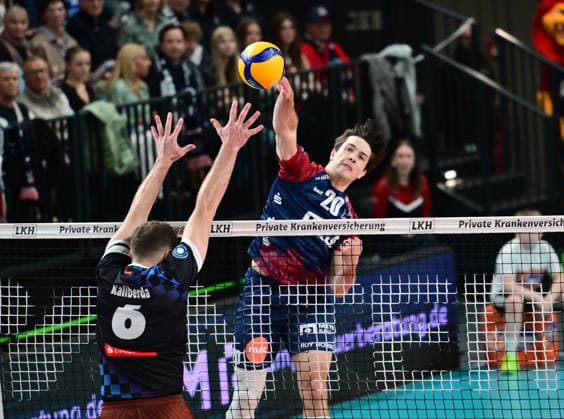 GER 1 VBL, Play Off quarterfinals, SVG Lueneburg vs WWK Volleys Herrsching 28 03 2026, GER 1 VBL, PLay Off quarterfinals, SVG Lueneburg vs WWK Volleys Herrsching, in the picture Ethan Champlin SVG 20 tries to assert himself against Denis Kaliberda Herrsching 06 nordphotoxGmbH xWitke nph00002