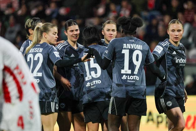 Cologne, Germany 28 March 2026 1 Womens Bundesliga 22 Matchday 1 FC Cologne Women vs Eintracht Frankfurt Women In the picture goal scorer Laura Freigang SGE , third from the right in the picture, scores the goal to make it 1 1 for Frankfurt and cheers with her teammates Copyright: HMBxMedia MadeleinexFantini