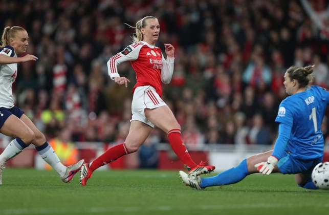 Frauen-Superliga Arsenal gegen Tottenham 28. März 2026 London Frauen-Superliga Fußball Arsenal gegen Tottenham Hotspur Stina Blackstenius von Arsenal erzielt das fünfte Tor für ihr Team Foto  Copyright: xMarkxLeechxOffside