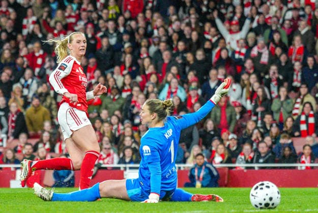 Arsenal Women v Tottenham Hotspur Women Barclays Women s Super League Stina Blackstenius of Arsenal Women scores her sides fifth goal during the Barclays Women s Super League match at the Emirates Stadium, London 28 03 2026 UK Newspapers OUT Copyright: xNickxEmmersonx FIL-23194-0035