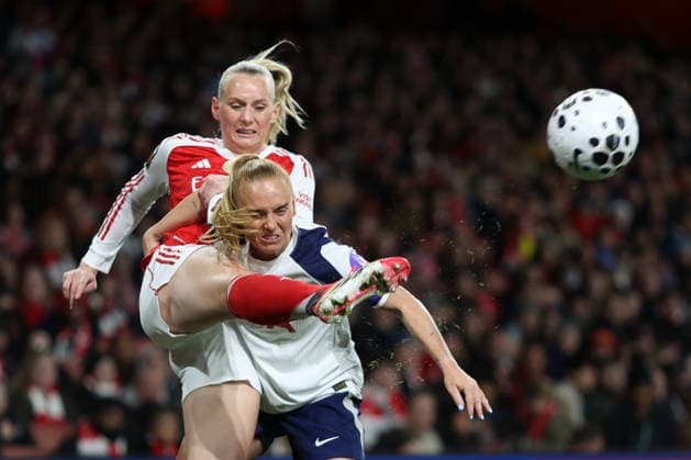 Frauen-Superliga Arsenal gegen Tottenham 28. März 2026 London Frauen-Superliga Fußball Arsenal gegen Tottenham Hotspur Stina Blackstenius von Arsenal kommt vor Molly Elizabeth Ann Bartrip von Tottenham Hotspur an den Ball Foto  Copyright: xMarkxLeechxOffside
