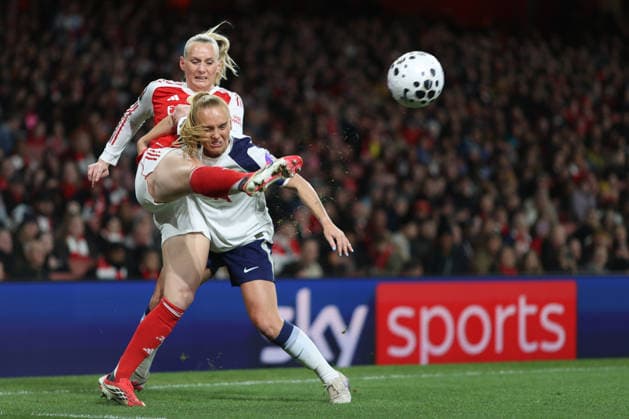 Frauen-Superliga Arsenal gegen Tottenham 28. März 2026 London Frauen-Superliga Fußball Arsenal gegen Tottenham Hotspur Stina Blackstenius von Arsenal kommt vor Molly Elizabeth Ann Bartrip von Tottenham Hotspur an den Ball Foto  Copyright: xMarkxLeechxOffside