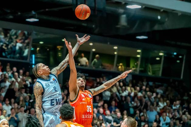 Chemnitz, Germany March 28, 2026 1 BBL 2025 2026 Niners Chemnitz vs EWE Baskets Oldenburg In the picture Michale Kyser EWE and Roman Bedime 99 from left at the kick-off Copyright: xFotostandx xNachtigallx