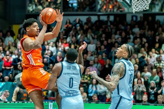 Chemnitz, Germany March 28, 2026 1 BBL 2025 2026 Niners Chemnitz against EWE Baskets Oldenburg In the picture from left in the duel Kostja Mushidi 99 and Kyle Lofton EWE Copyright: xFotostandx xNachtigallx