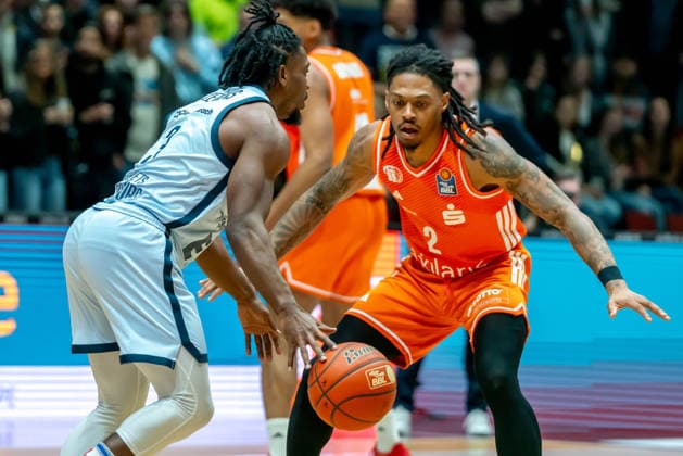 Chemnitz, Germany March 28, 2026 1 BBL 2025 2026 Niners Chemnitz against EWE Baskets Oldenburg In the picture from left in a duel Christopher Clemons EWE and Nike Sibande 99 Copyright: xFotostandx xNachtigallx