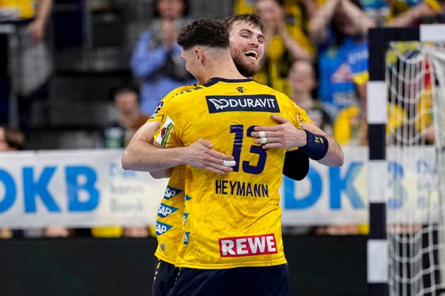 from left Steven Plucnar Jacobsen RNL, 9 , Sebastian Heymann RNL, 13 , Rhein Neckar Löwen player, cheering after the final whistle, joy about the victory, winner, winner, cheers, cheering, cheerful, positive, happy, optimistic, highlight, action, action, 28 03 2026, Mannheim Germany , Handball, Bundesliga, Rhein Neckar Löwen HSG Wetzlar xozx