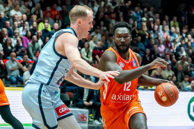 Chemnitz, Germany March 28, 2026 1 BBL 2025 2026 Niners Chemnitz against EWE Baskets Oldenburg In the picture from left in a duel Seth Hinrichs EWE and Amadou Sow 99 Copyright: xFotostandx xNachtigallx
