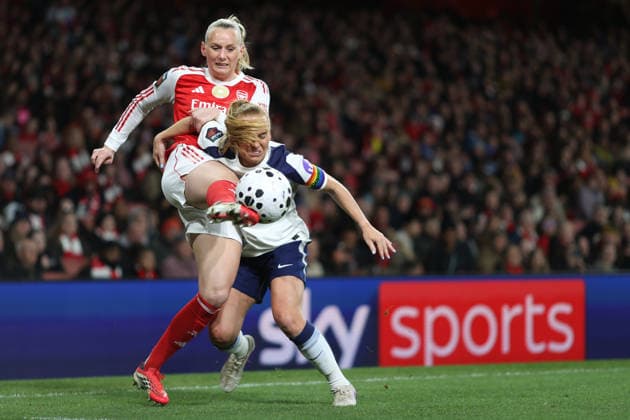 Frauen-Superliga Arsenal gegen Tottenham 28. März 2026 London Frauen-Superliga Fußball Arsenal gegen Tottenham Hotspur Stina Blackstenius von Arsenal kommt vor Molly Elizabeth Ann Bartrip von Tottenham Hotspur an den Ball Foto  Copyright: xMarkxLeechxOffside