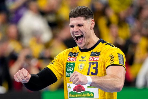 Sebastian Heymann RNL, 13 , Rhein Neckar Löwen player, single picture, single photo, action, action, cheering after the final whistle, joy about the victory, winner, winner, cheers, cheering, cheerful, positive, happy, rejoicing, optimistic, highlight, action, action, 28 03 2026, Mannheim Germany , Handball, Bundesliga, Rhein Neckar Löwen HSG Wetzlar xozx